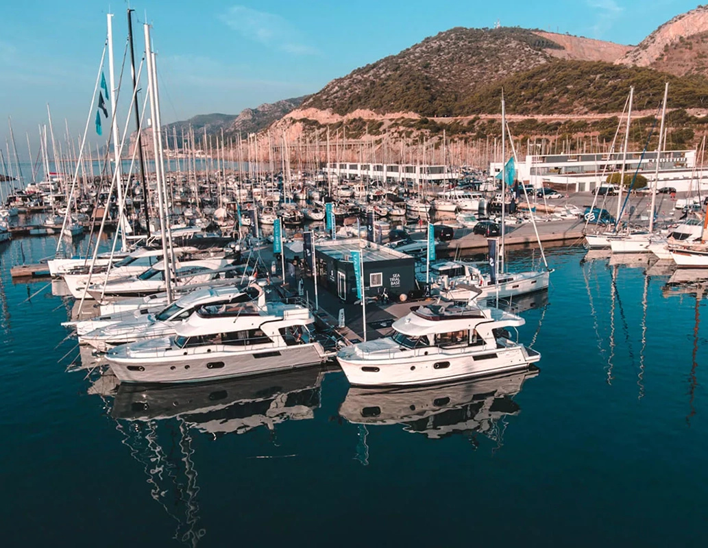 ИСПЫТАЙТЕ ЯХТЫ BENETEAU НА ВОДЕ